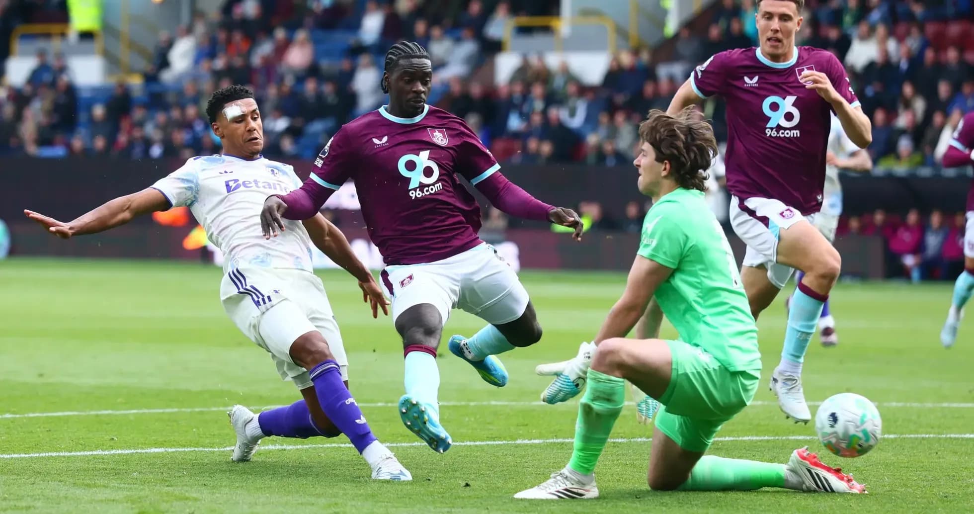 Acción de Burnley contra Aston Villa en partido