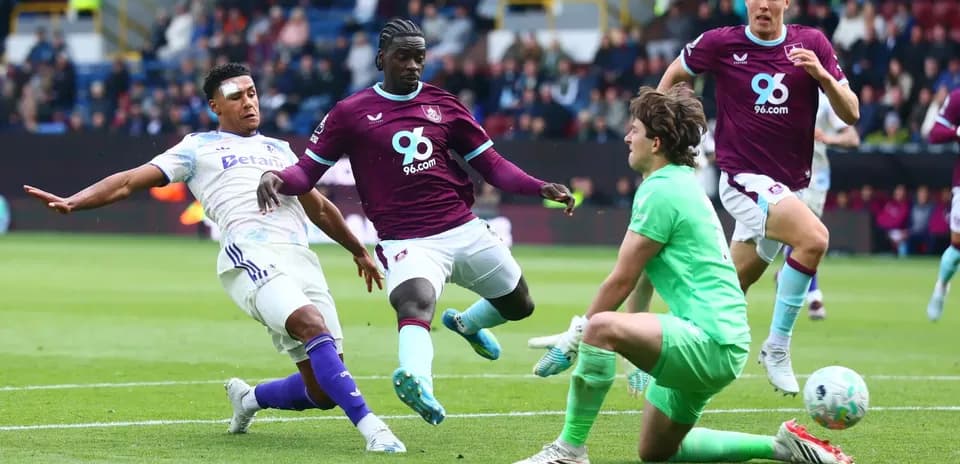 Acción de Burnley contra Aston Villa en partido