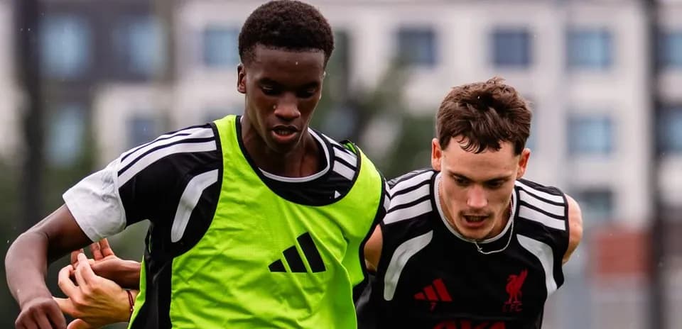 Dos jugadores compitiendo durante un entrenamiento de fútbol