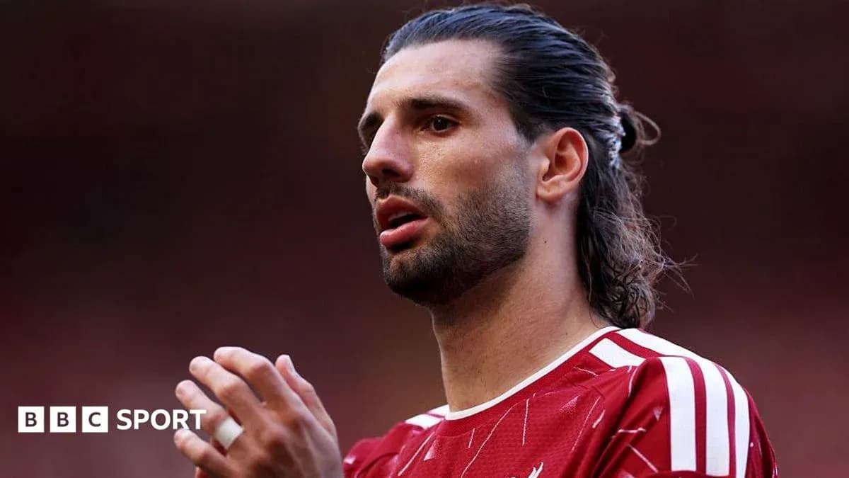 Jugador sosteniendo la mano durante el partido
