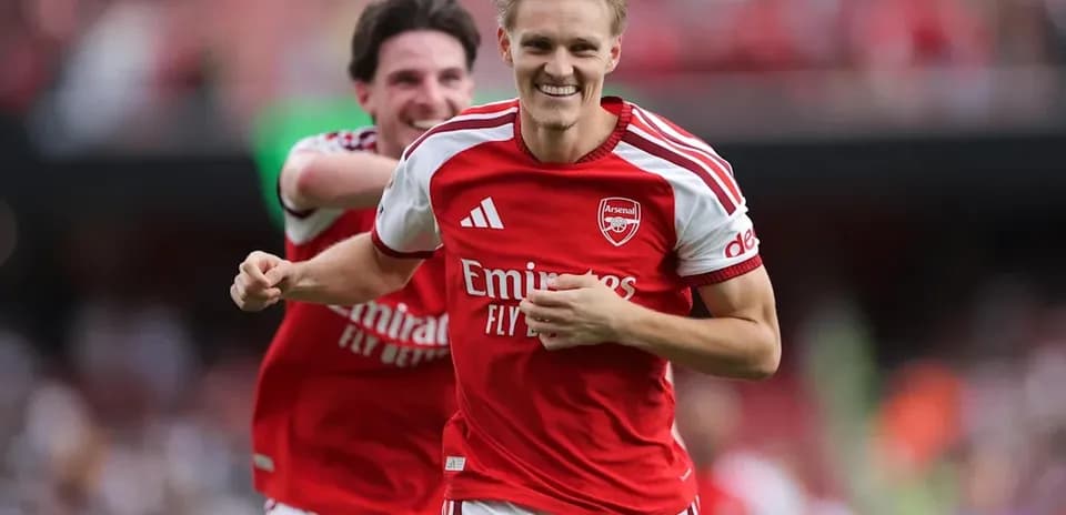 Jugador de Arsenal celebrando un gol con compañero