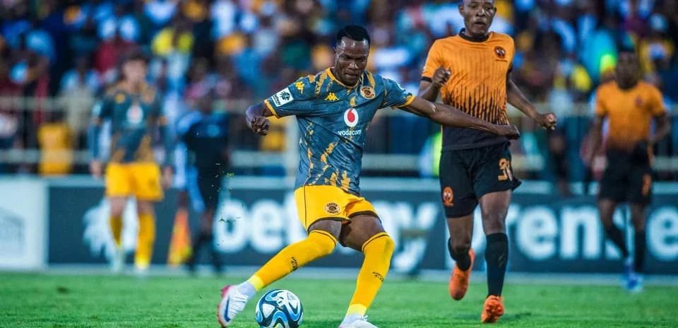 Jugador de Kaizer Chiefs pasando el balón en partido
