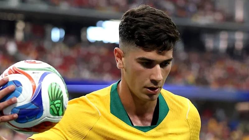 Jugador australiano con balón durante partido