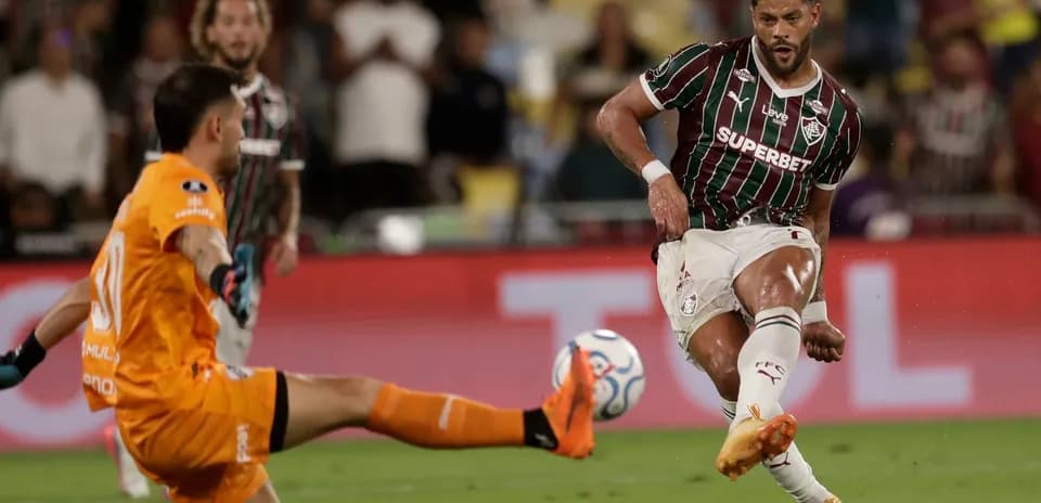 Jugadores de Fluminense en acción durante el partido