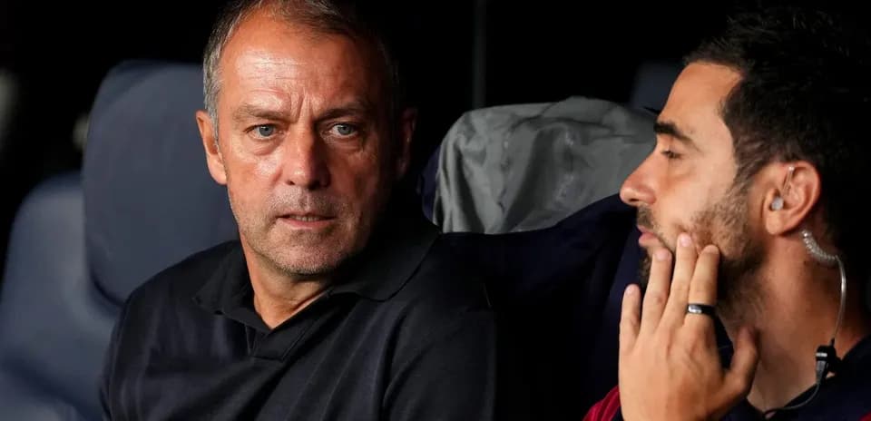 Entrenadores conversando en el banquillo durante el partido