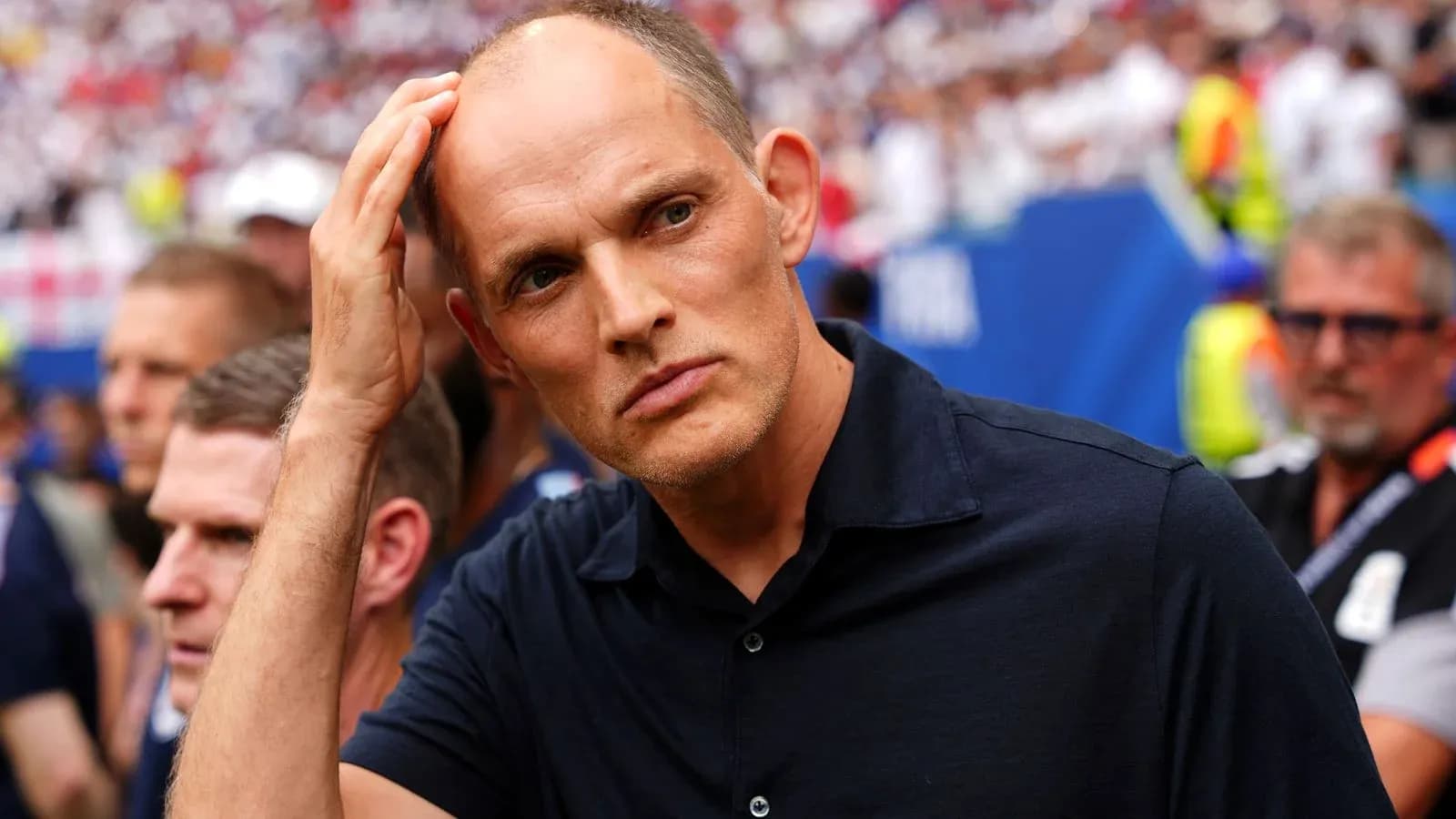 Entrenador en el banquillo durante un partido