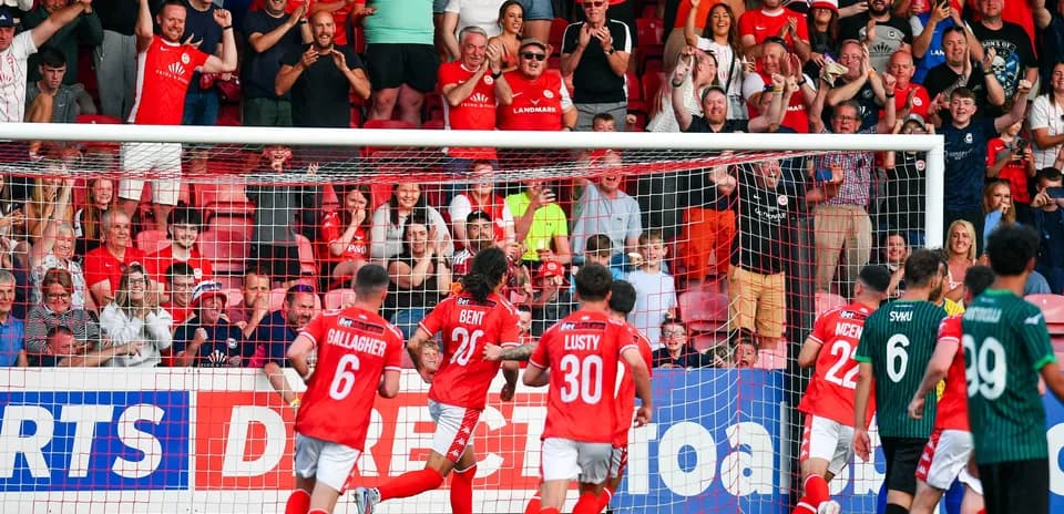 Jugadores celebrando un gol en el partido