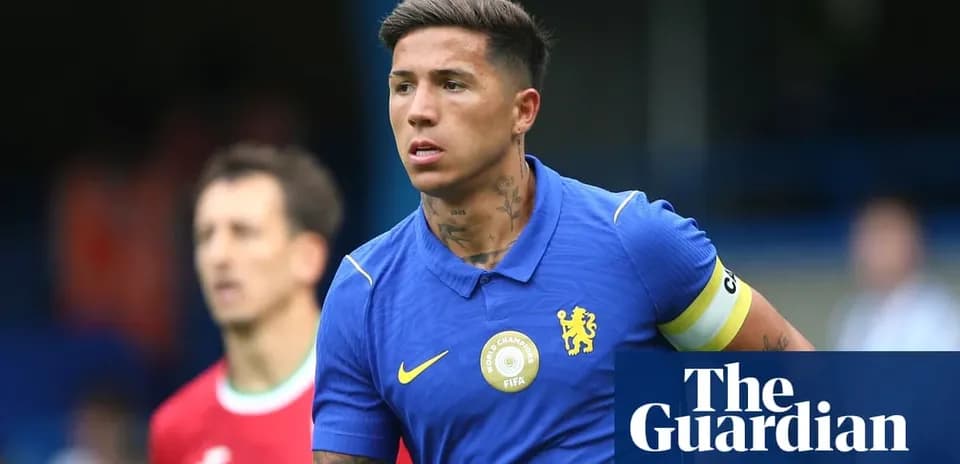 Jugador de Chelsea con cinta de capitán en el campo