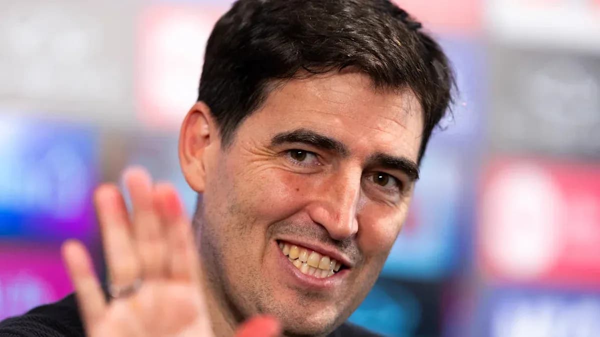 Entrenador saludando durante una conferencia de prensa