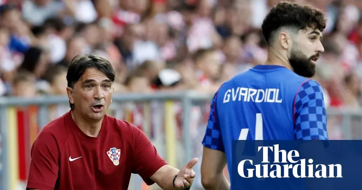 Entrenador de Croacia dando instrucciones a jugador