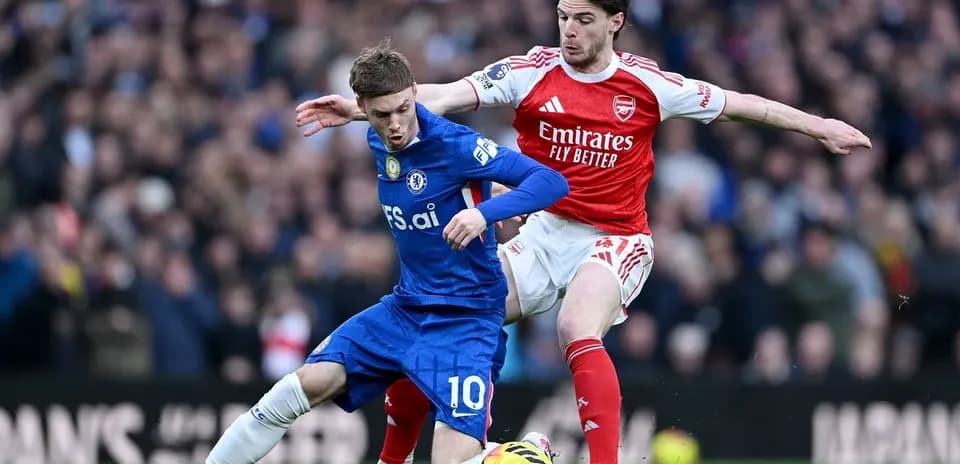 Jugador de Chelsea y Arsenal compitiendo por el balón
