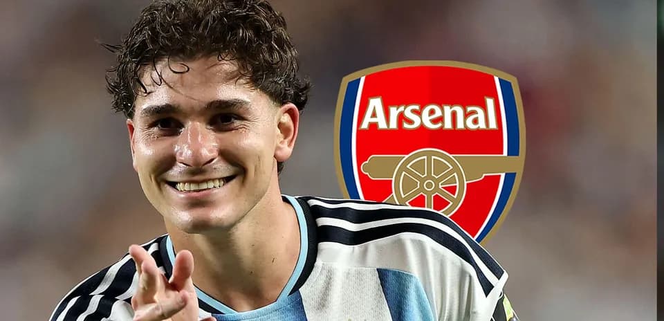 Jugador argentino sonriente con camiseta de selección