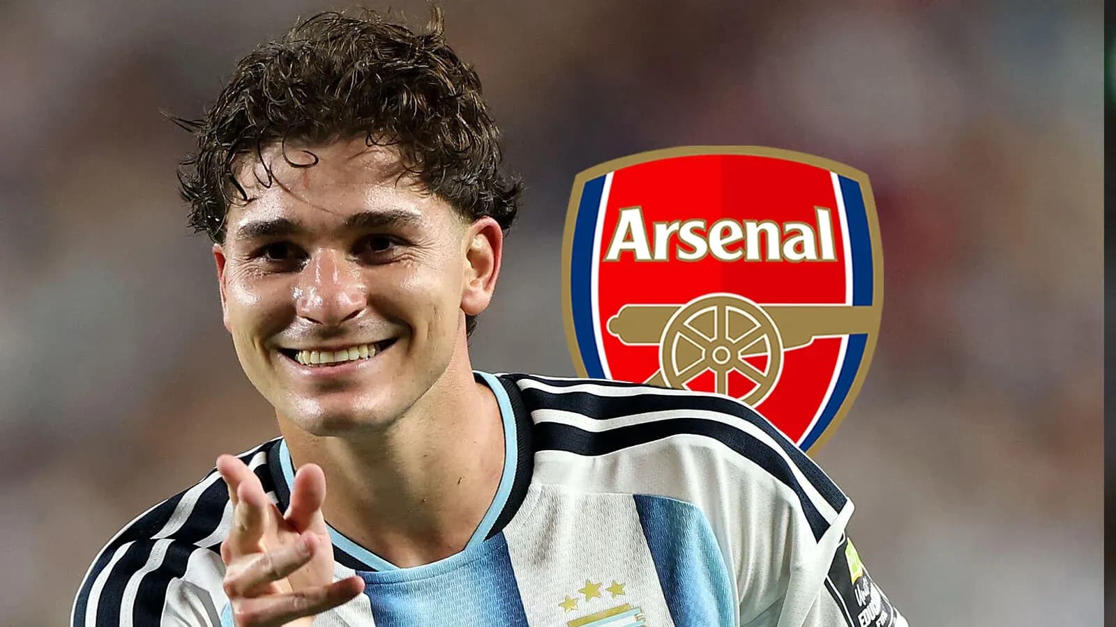 Jugador argentino sonriente con camiseta de selección