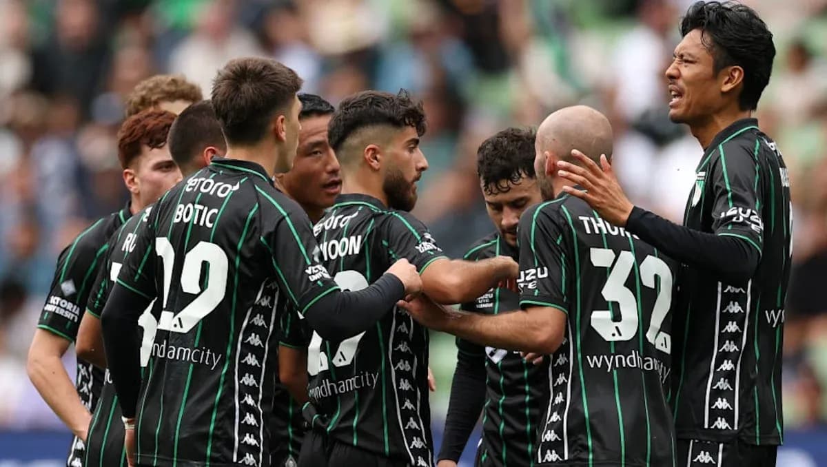 Jugadores celebrando un gol en el partido