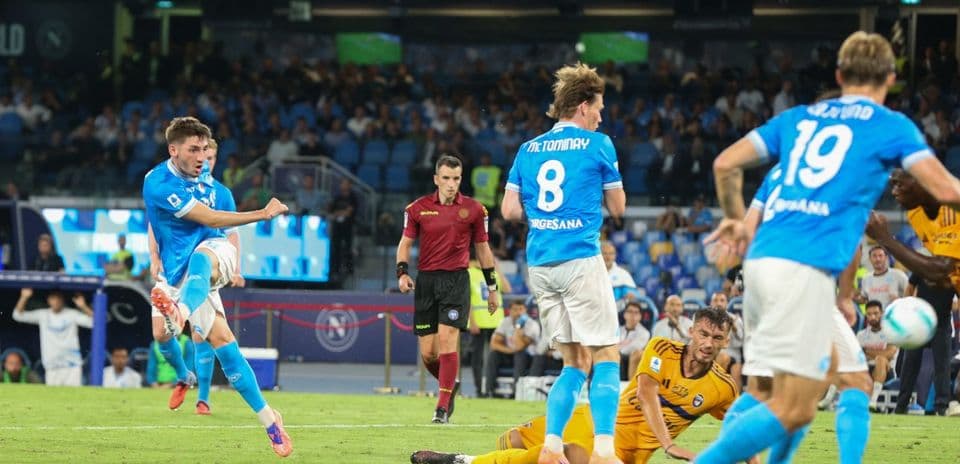 Jugador de Napoli realizando un tiro a puerta