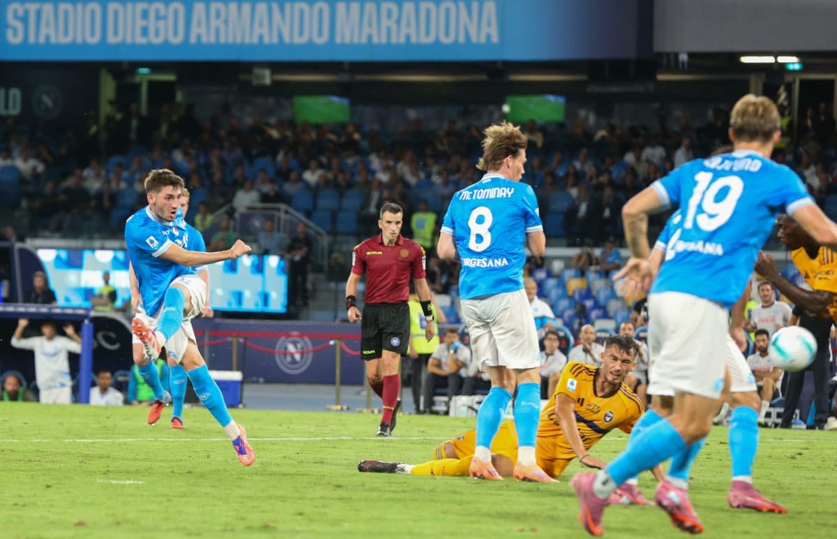Jugador de Napoli realizando un tiro a puerta