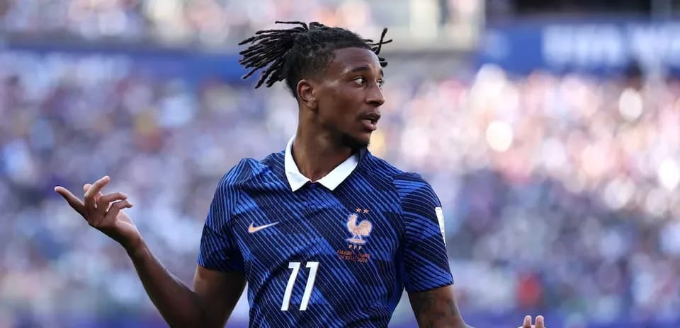 Jugador de Francia mostrando gestos en el campo