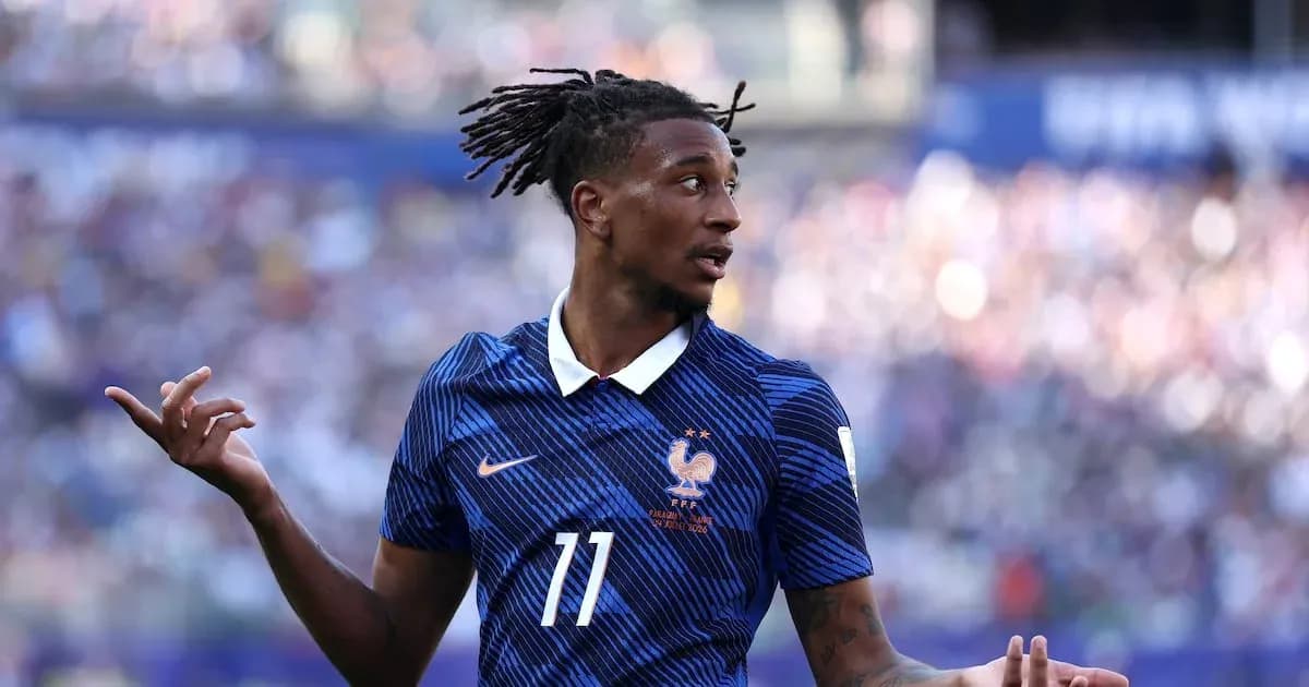 Jugador de Francia mostrando gestos en el campo
