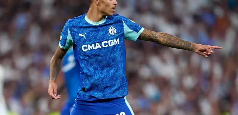 Jugador del Olympique de Marsella señalando durante el partido