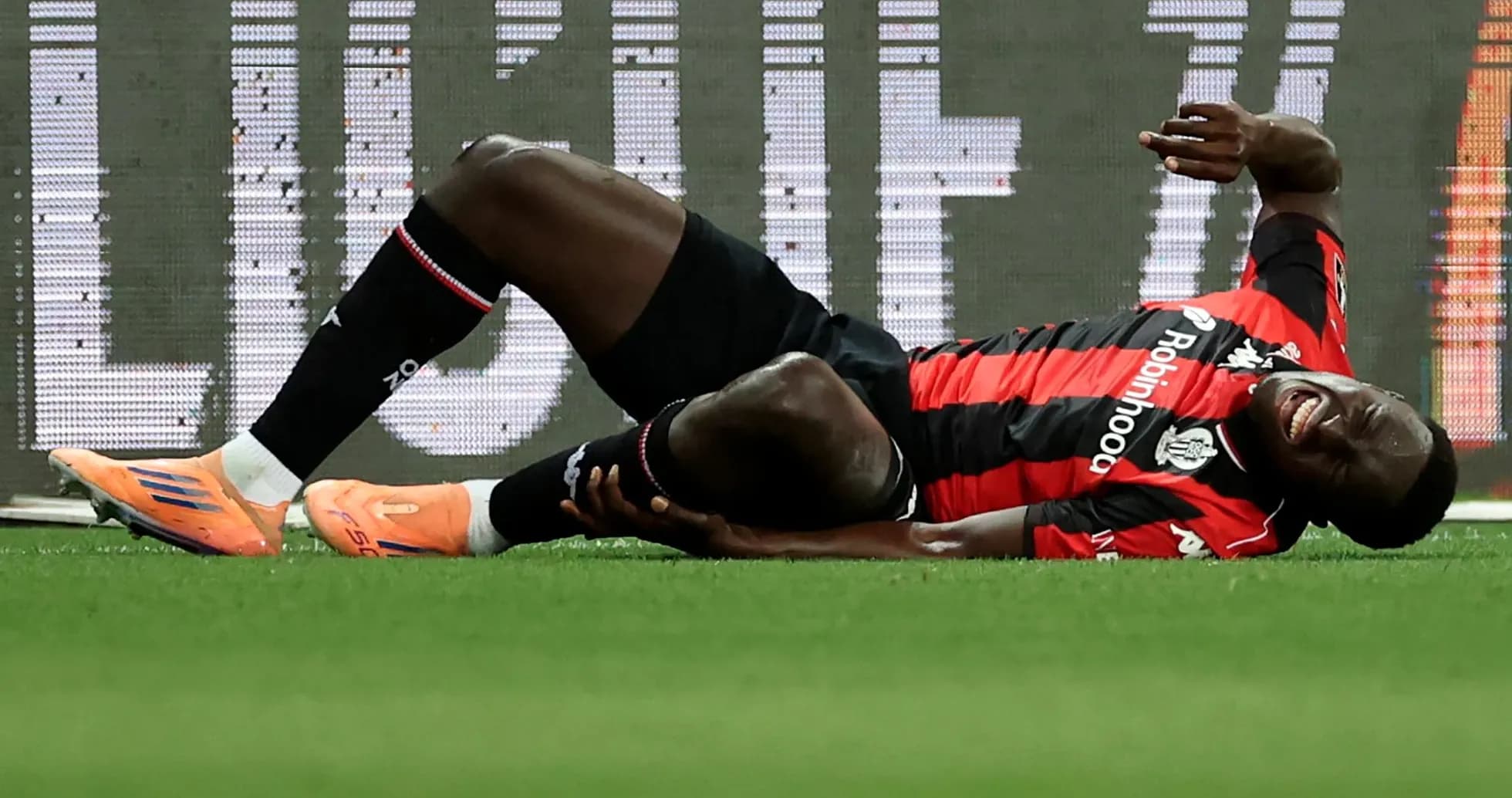 Jugador en el suelo tras una lesión durante el partido