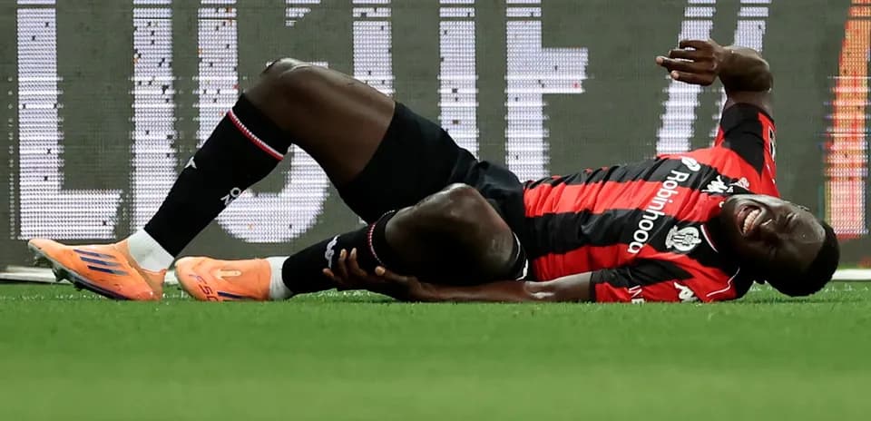 Jugador en el suelo tras una lesión durante el partido