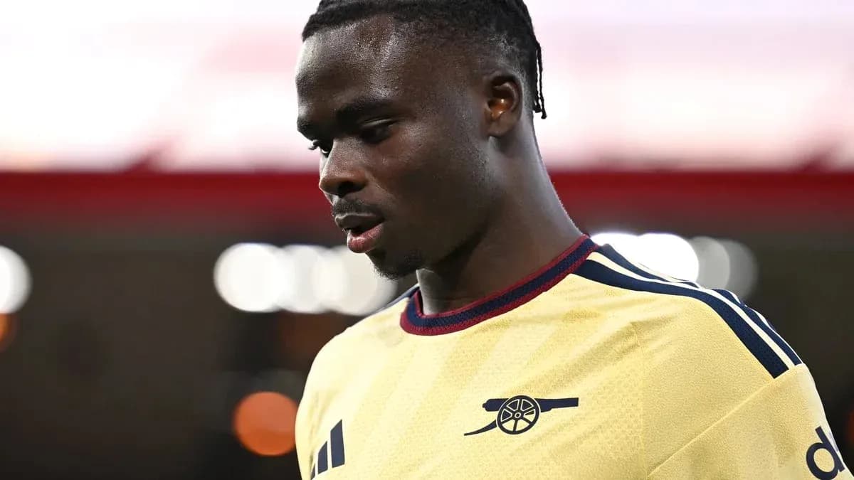 Jugador de Arsenal con camiseta amarilla en el campo