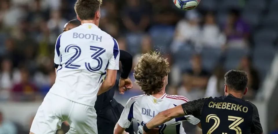 Dos jugadores compitiendo por el balón en el partido