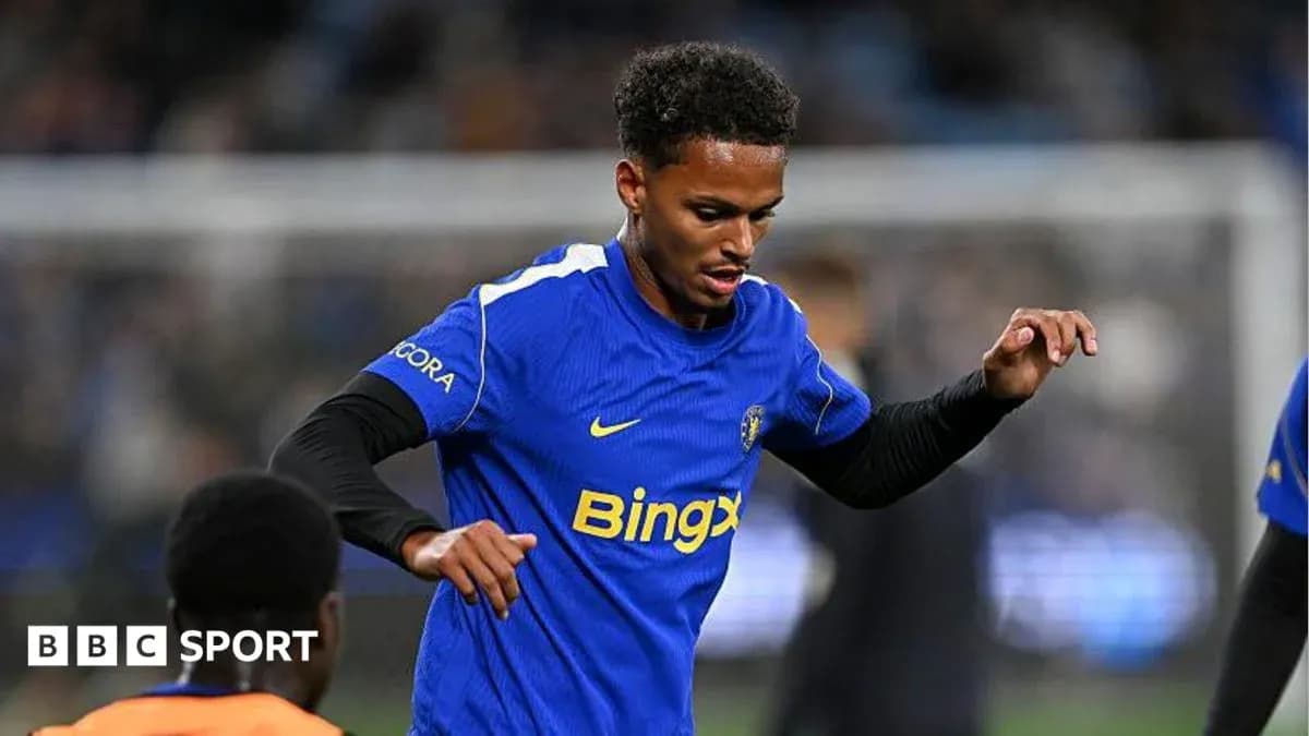 Jugador calentando antes del partido en el campo