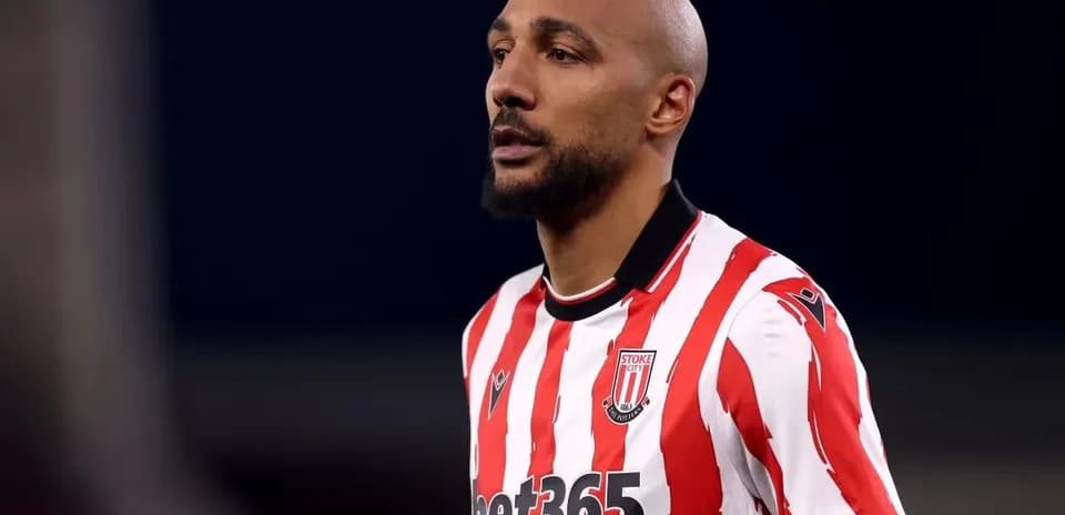 Jugador de Stoke City con camiseta a rayas