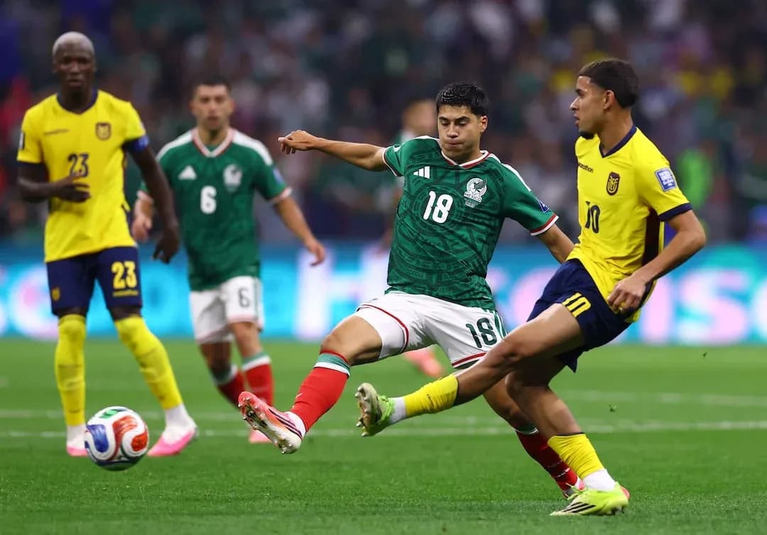 Jugador de México luchando por el balón contra Ecuador