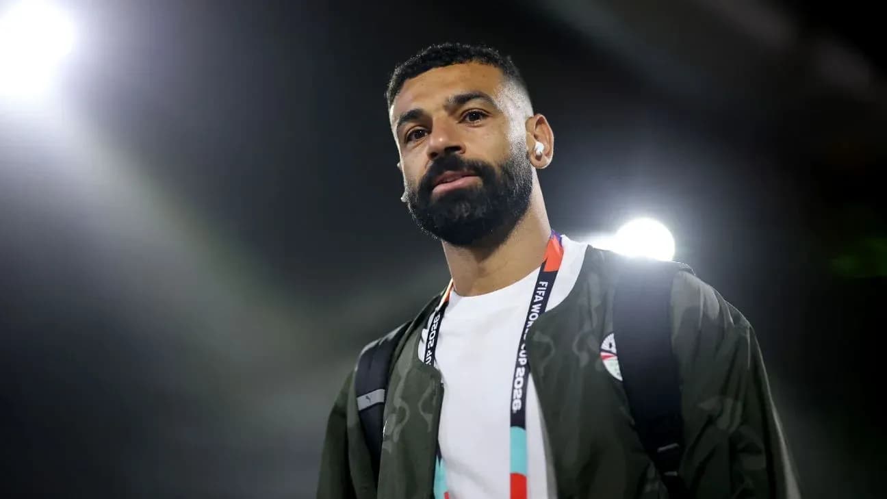 Jugador caminando con mochila en el estadio