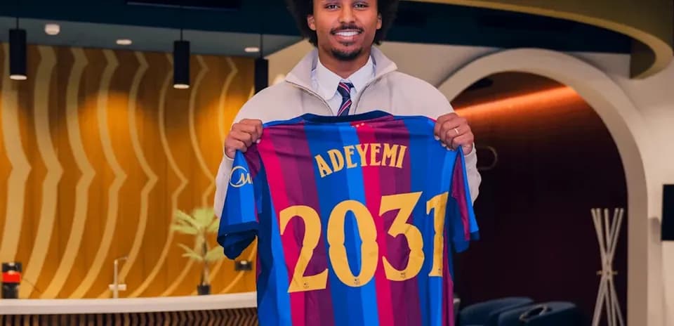 Jugador mostrando camiseta de Barcelona con nombre Adeyemi