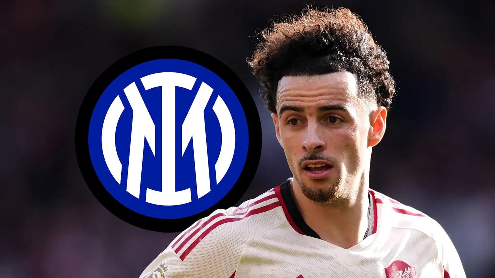 Jugador con camiseta clara y logo del Inter de fondo