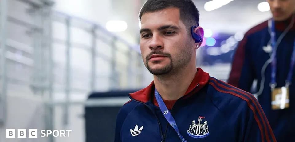 Jugador de Newcastle entrando al estadio antes del partido