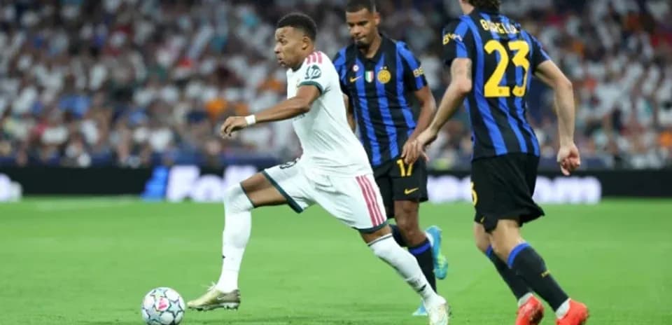 Mbappé dribbling past defenders during match