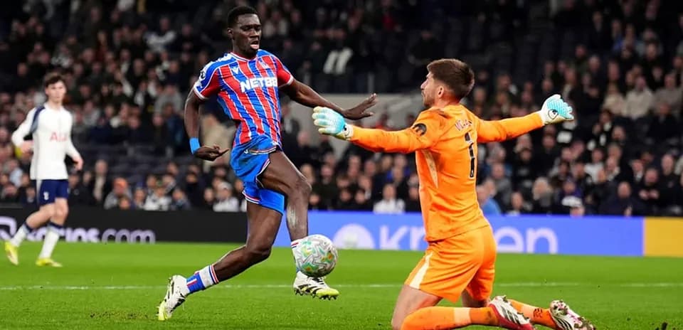 Jugador de Crystal Palace frente al portero