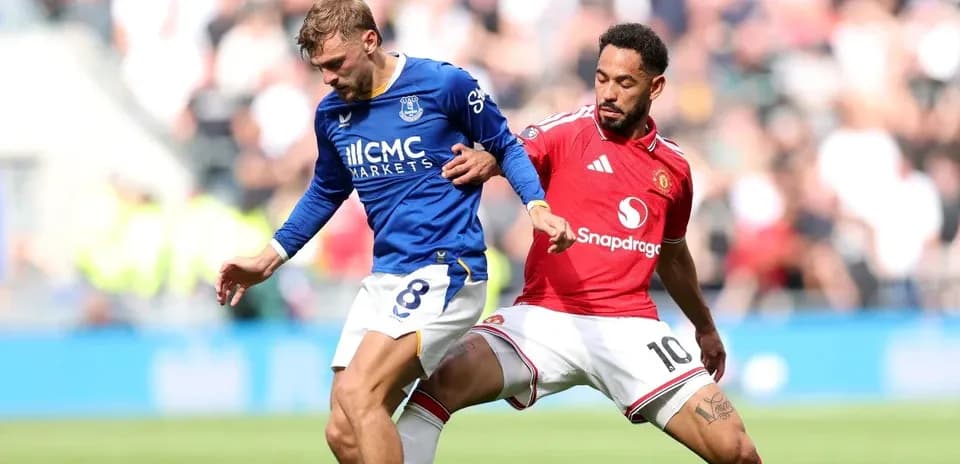 Jugadores de Everton y Manchester United compiten por el balón