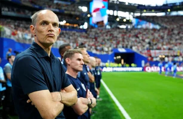 Entrenador observando el partido desde la línea lateral