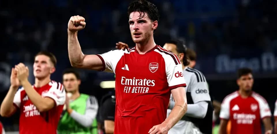 Jugador del Arsenal celebrando con el puño en alto
