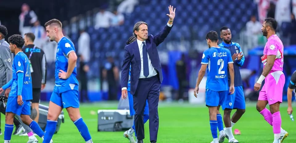 Entrenador saludando tras el partido con jugadores