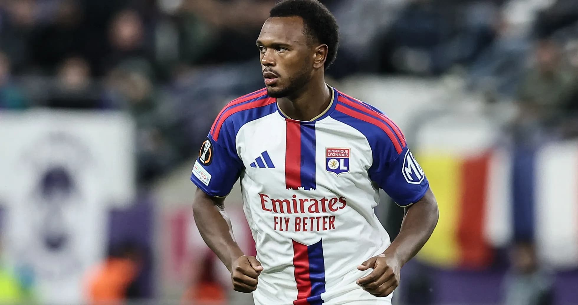 Jugador de Olympique Lyonnais en acción durante partido