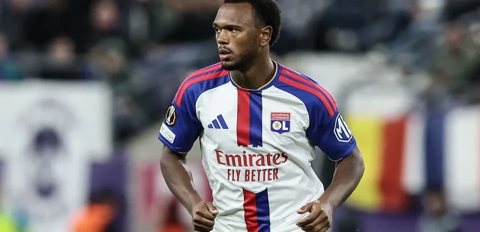 Jugador de Olympique Lyonnais en acción durante partido