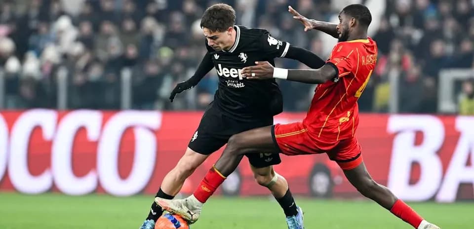 Jugador de Lecce interviniendo contra Juventus