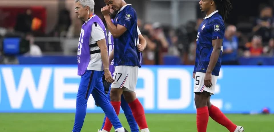 Jugador siendo asistido por personal tras lesión