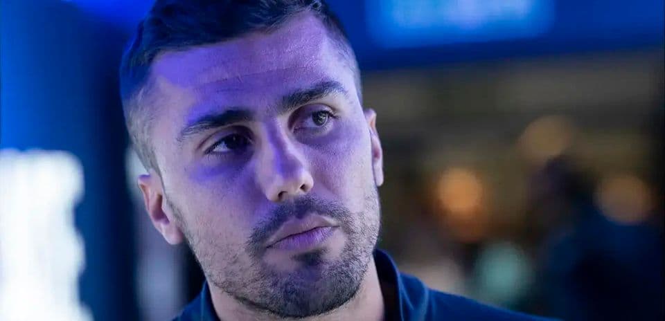 Jugador durante un evento con luz azul de fondo