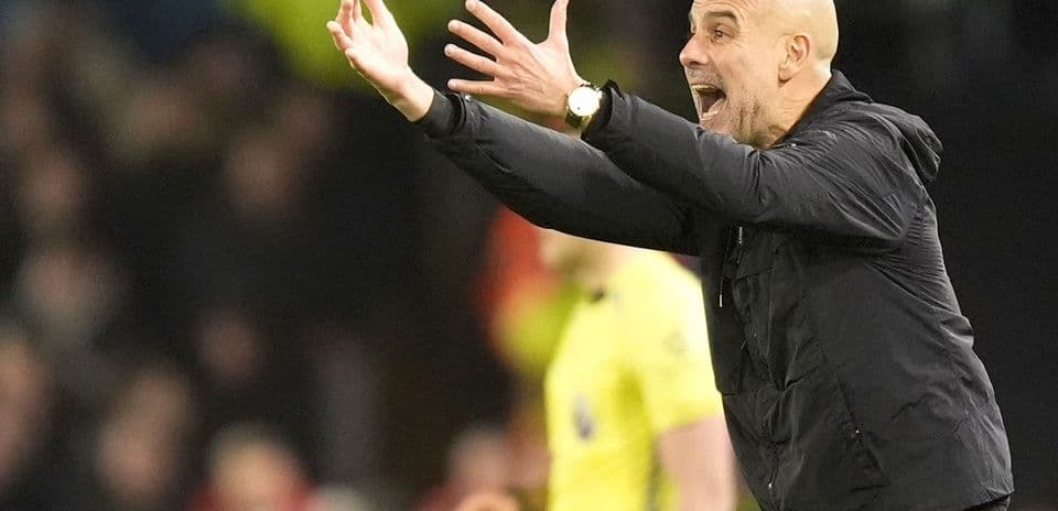 Entrenador gesticulando durante un partido de fútbol