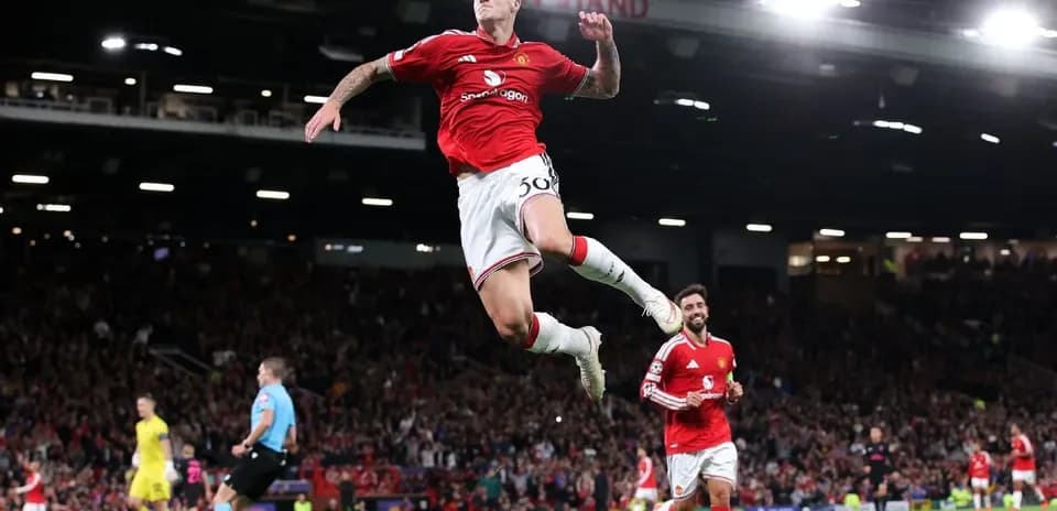 Jugador de Manchester United celebrando un gol en el estadio
