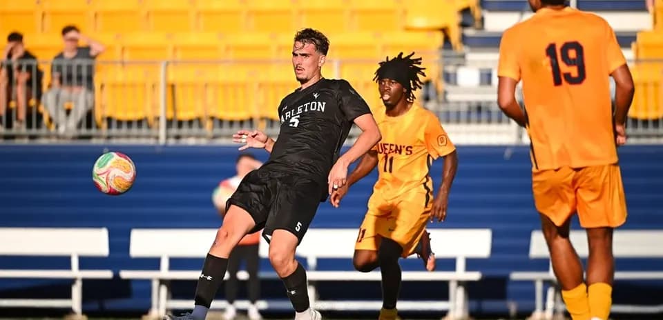 Jugador de Carleton despejando el balón en el partido