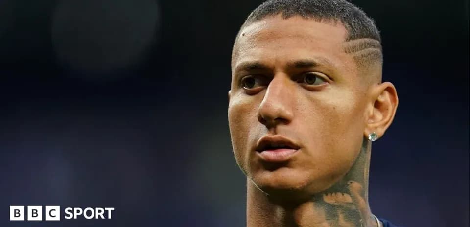 Jugador mirando hacia la cámara en el campo