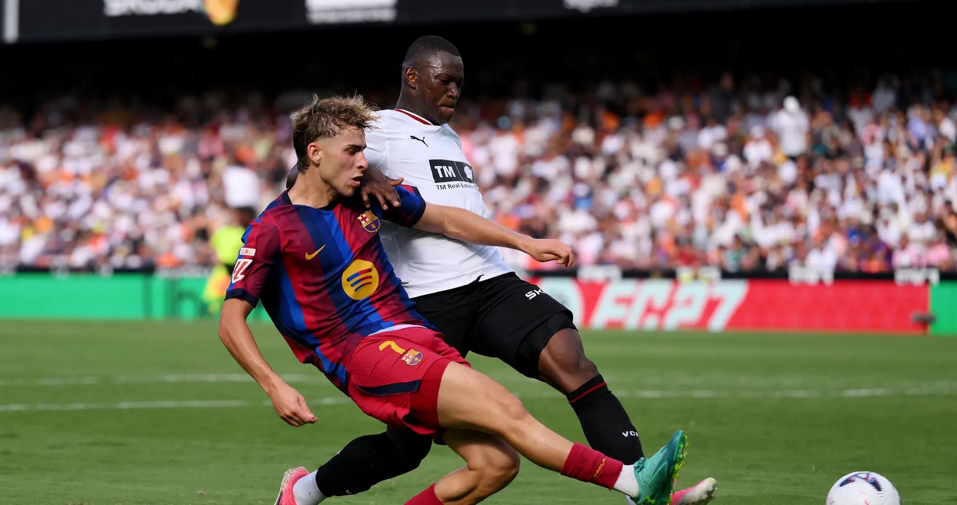 Jugador de Barcelona deslizándose para ganar el balón
